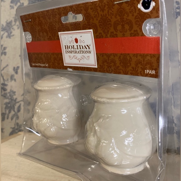 BNIB Holiday Inspirations Ceramic Acorn Oak Leaf Salt & Pepper Shakers - Picture 3 of 8